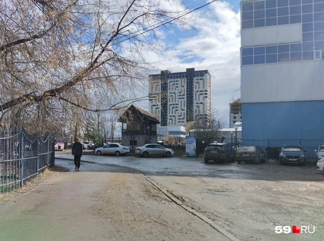Девушка пошла в сторону сквера и свернула налево | Источник: Ольга Якунчева / 59.RU