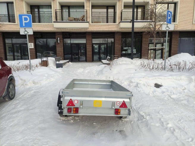 Прицепы без номерных знаков, их количество оценивается в 5-6 единиц. | Источник: читательница Марина