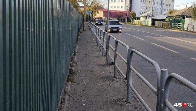 Что эта такое? Посередине тротуара стоят фонари | Источник: Дарья Никитченко / 45.RU