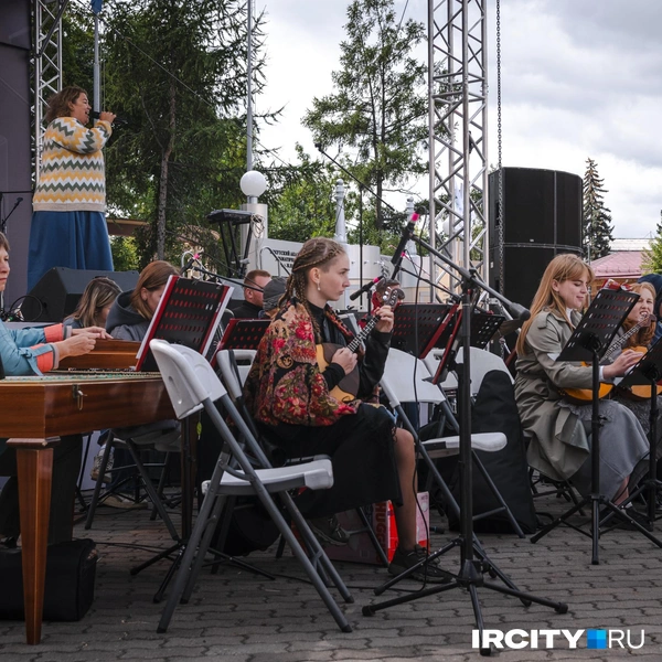 На главной сцене, которая расположилась возле драматического театра, выступали артисты Иркутского филармонического русского оркестра | Источник: Арсений Чекмарев / «ИрСити»