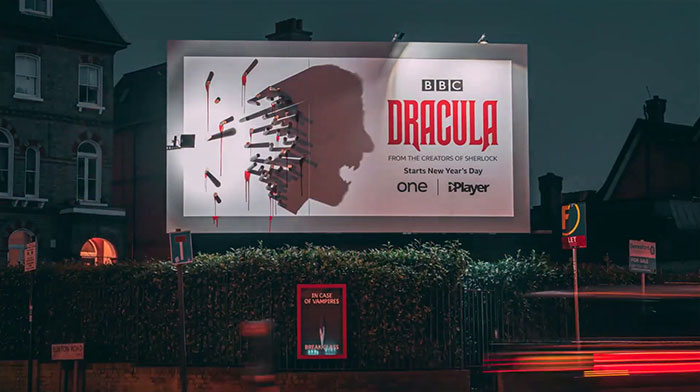 Билборд сериала «Дракула» оживает только ночью