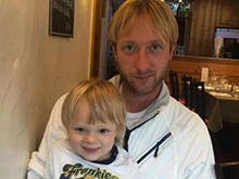 Евгений Плющенко с сыновьями отметил год со дня смерти мамы