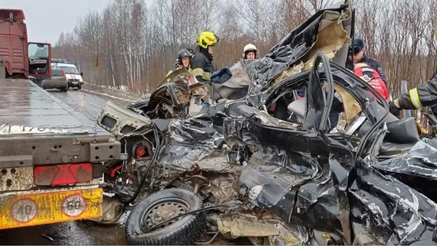 В Прикамье легковушка влетела в грузовик и превратилась в месиво из металла — водитель погиб