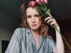 22-летняя Монеточка смущенно подтвердила, что встречается со своим продюсером