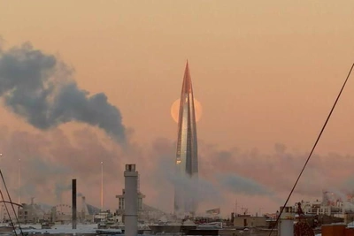 Sun and Moon Simultaneously Rose Over St. Petersburg