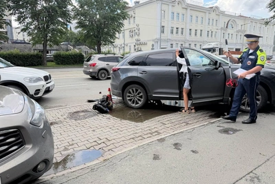 В центре Екатеринбурга авто столкнулось с моноколесом, есть пострадавший
