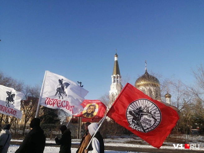 Крестный ход братства привлек внимание волжан | Источник: Ирина Яковлева / V1.RU