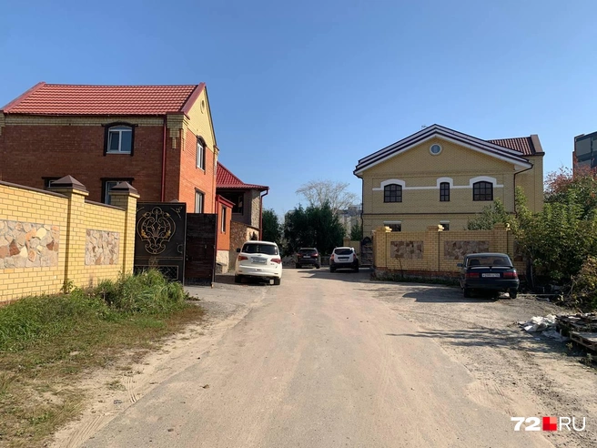 Возле домов&nbsp;— множество машин | Источник: Никита Кифорук / 72.RU