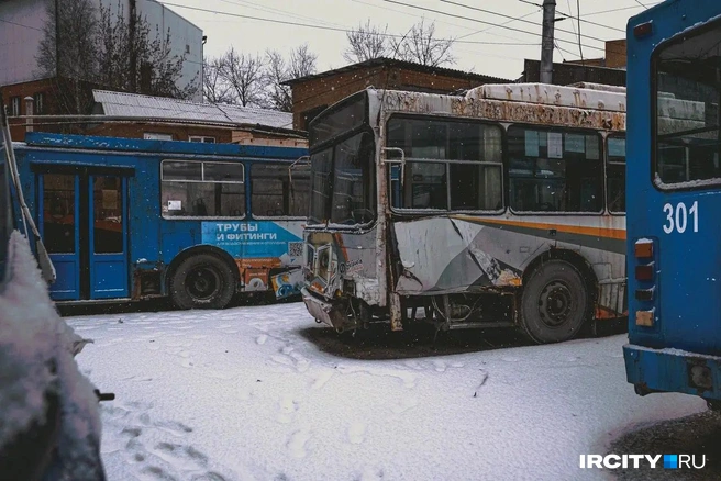 В троллейбусном депо много старых машин, но за ними всё еще ухаживают | Источник: Арсений Чекмарев / «ИрСити»