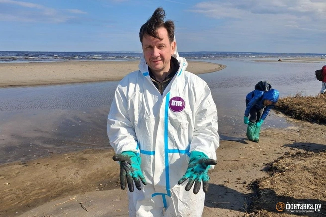 «Вкрапления», «частицы», «лепешки». «Фонтанка» поехала на загрязненный берег Финского залива вместе с волонтерами