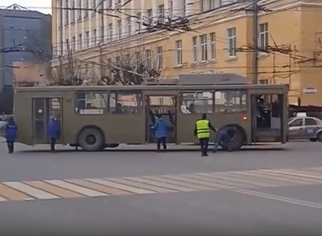 В центре Рязани пассажиры и кондукторы «заводили» троллейбус с толкача | ya62.ru