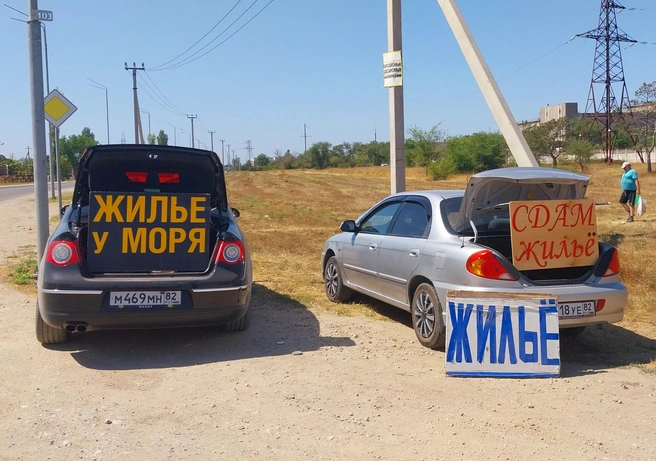 Несмотря на удобные сервисы бронирования жилья, многие работают по старинке и находят своих туристов. «Ловцы» отдыхающих на въезде в Евпаторию | Источник: Александра Сотникова / MSK1.RU