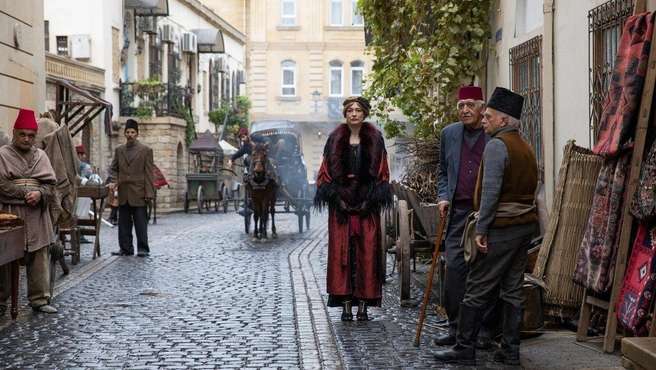 В стамбульском районе Каракей, где происходит действие сериала, на самом деле улицы ведут в гору | Источник: скриншот из сериала «Константинополь» (16+), реж. Сергей Чекалов, «Иви», 2025 год