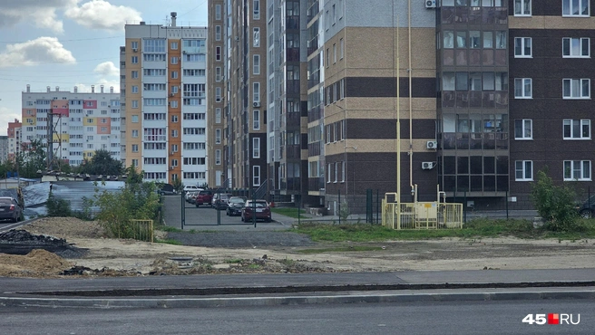 Из дома № 12а в 4 микрорайоне не выехать на улицу Фарафонова | Источник: Дарья Никитченко / 45.RU