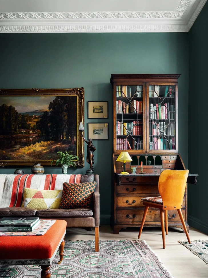 Архивный зелено-серый цвет Castle Gray, Farrow & Ball может выглядеть по-разному в зависимости от освещения. В своей лондонской квартире дизайнер Брэндон Шуберт использовал его с большим эффектом в качестве фона для картин и темной мебели. | Источник: Пол Мэсси