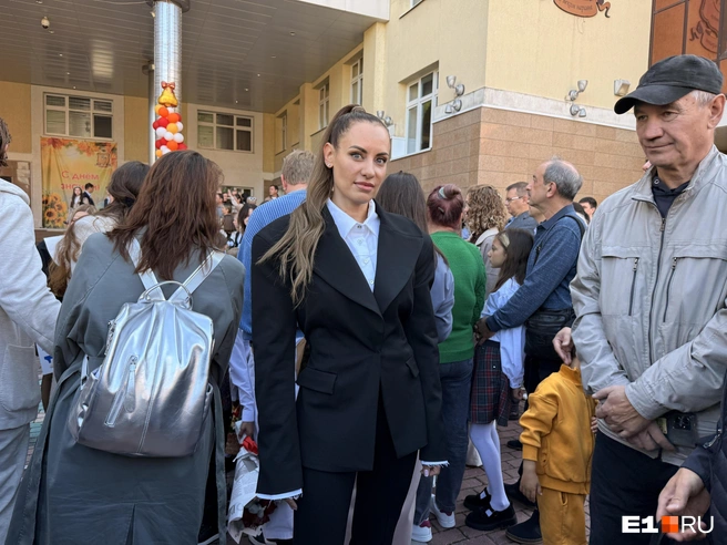 Наталью с легкостью можно было бы перепутать со школьницей на линейке | Источник: Дарья Костомина / E1.RU
