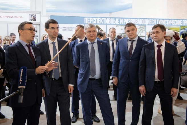 Декабрь 2022 г., Евгений Хамин (с указкой) в компании уважаемых людей на VII Воронежском форуме предпринимателей. Рядом с ним&nbsp;— Игорь Щёголев, ну а остальные лица воронежцам знакомы | Источник: ГК Хамина / Hamingroup.ru