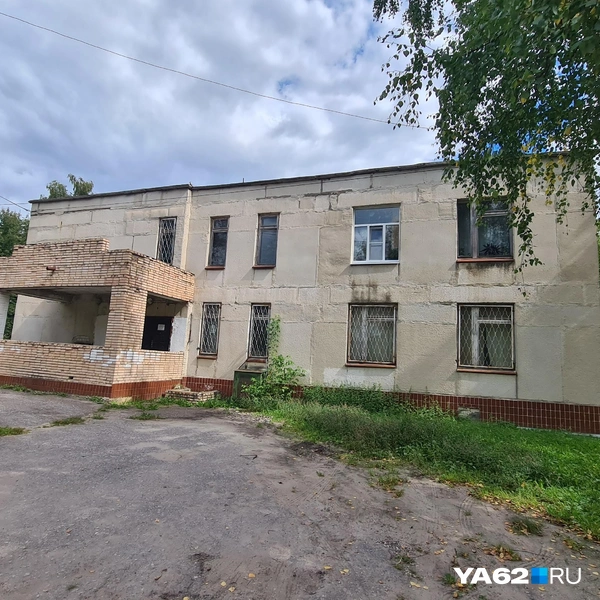 Одну половину здания занимает какая-то коммерческая организация | Источник: Светлана Коновалова / YA62.RU