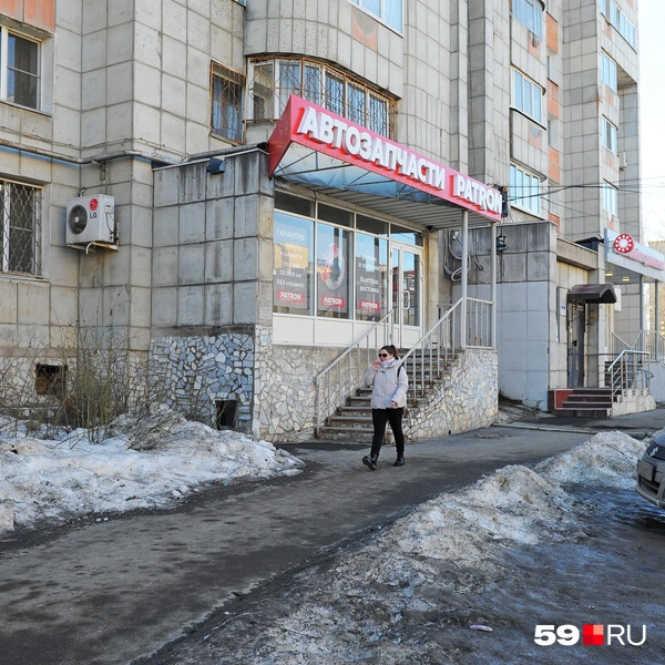 В доме есть магазины, но в основном, почему-то, автозапчастей | Источник: Ирина Тропина / 59.RU
