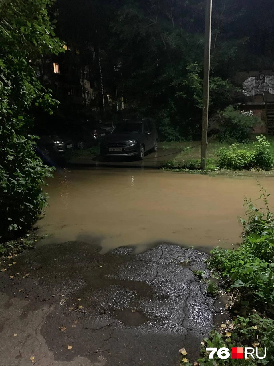К подъездам дворов вода тоже подступила | Источник: читательница 76.RU