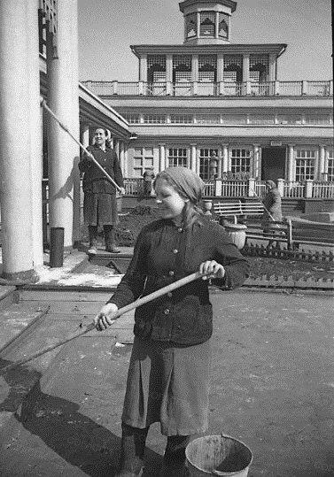 Маляр К.&nbsp;П.&nbsp;Арефьева готовит к покраске центральную арку куйбышевского речного вокзала. 4 апреля 1947 года | Источник: из фотофондов ЦГАСО и СОГАСПИ