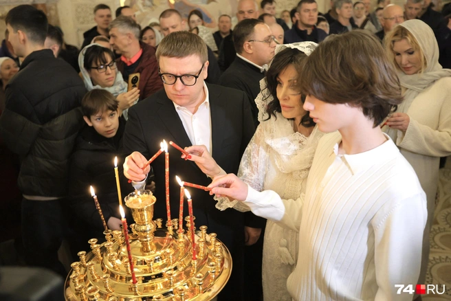 На службу пришли губернатор Алексей Текслер с женой и сыном | Источник: Наталья Лапцевич