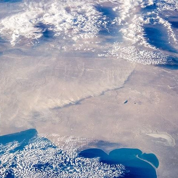 Каспийское море за 30 лет обмелело на 7%. Смотрим фото из космоса и разбираемся, почему водоем высыхает
