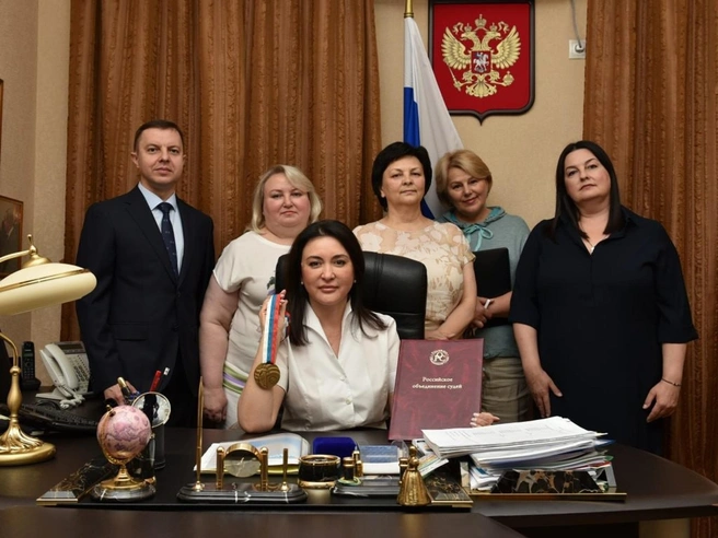 Юрова (в центре). В 2022 году она выиграла звание «Судья года»  | Источник: Российское объединение судей