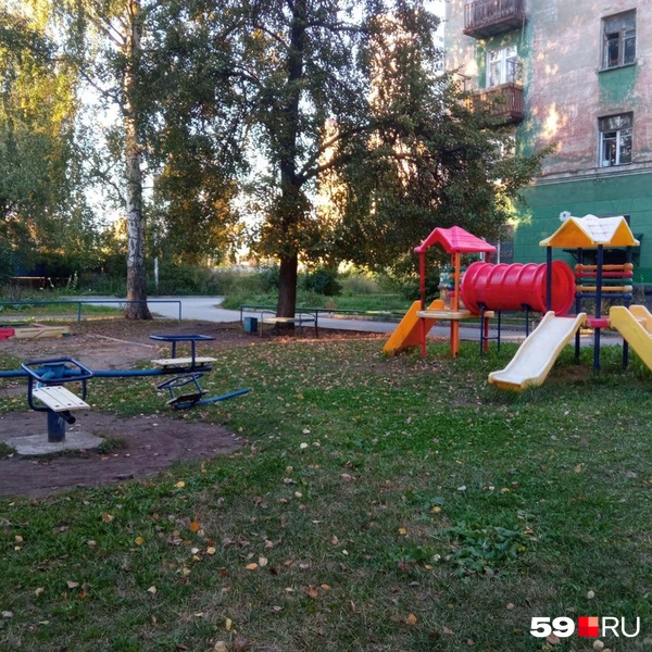 У дома есть небольшая детская площадка | Источник: Вероника Свизева / 59.RU 