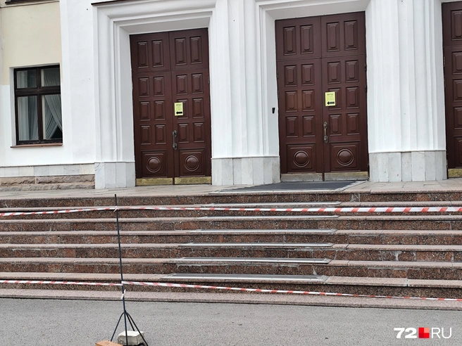Так огородили лестницу, чтобы куски советского символа никого не убили, неожиданно упав | Источник: Иван Левченко