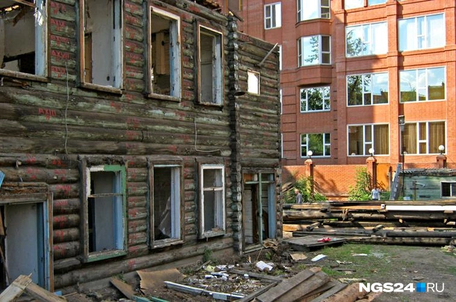 Летом 2011 года тут начали сносить старый дом | Источник: Алиса Тучина / NGS24.RU
