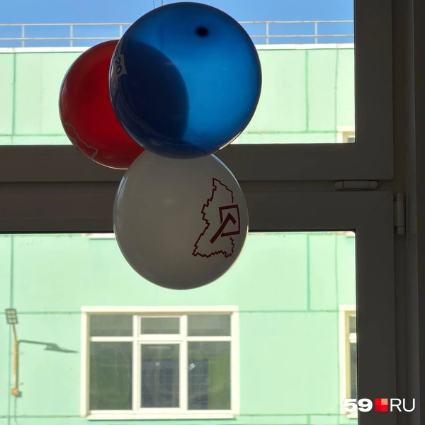 Участок украсили шарики с пермской символикой | Источник: Алексей Кожевников / 59.RU
