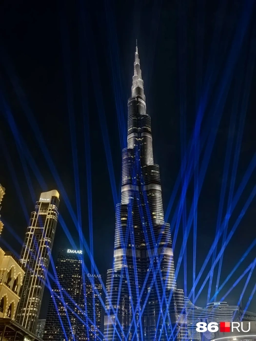 Вечером Бурдж-Халифа выглядит особенно эффектно | Источник: Анастасия Шевякова / 86.RU