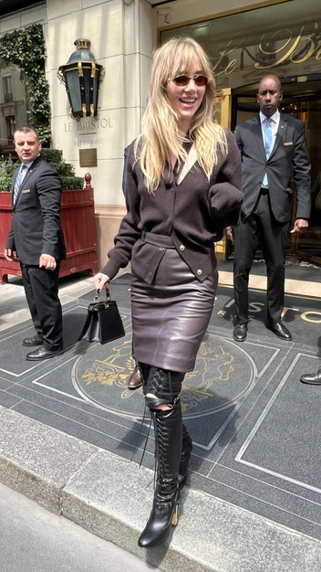 Охота началась: Сьюки Уотерхаус в сапогах, которые будут в тренде сенью — успейте их забрать | marieclaire.ru