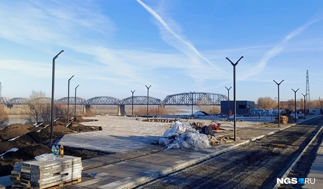 На месте будущей набережной уже появились дорожки и положена часть плитки | Источник: Стас Соколов / NGS.RU