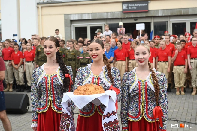 Уральские красавицы встретили гостей с хлебом и солью | Источник: Дмитрий Емельянов / E1.RU