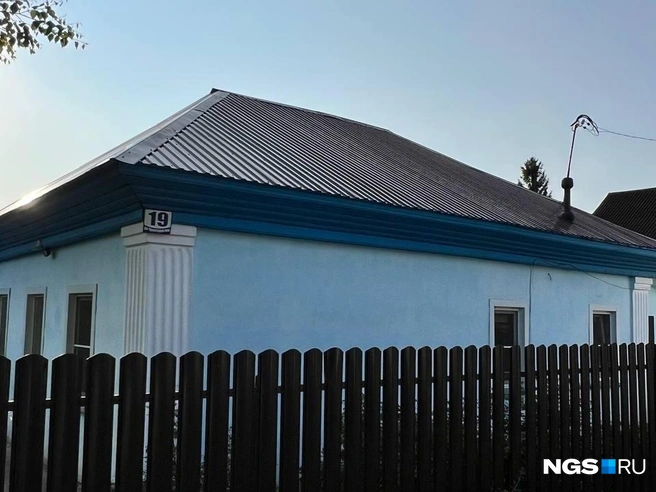 Этот дом владельцы удачно отремонтировали, не нарушив стиля строения | Источник: Настасья Медведева / NGS.RU