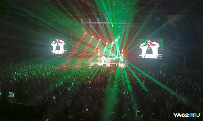Под хиты 90-х зажигал весь зал | Источник: Анастасия Фокина / YA62.RU