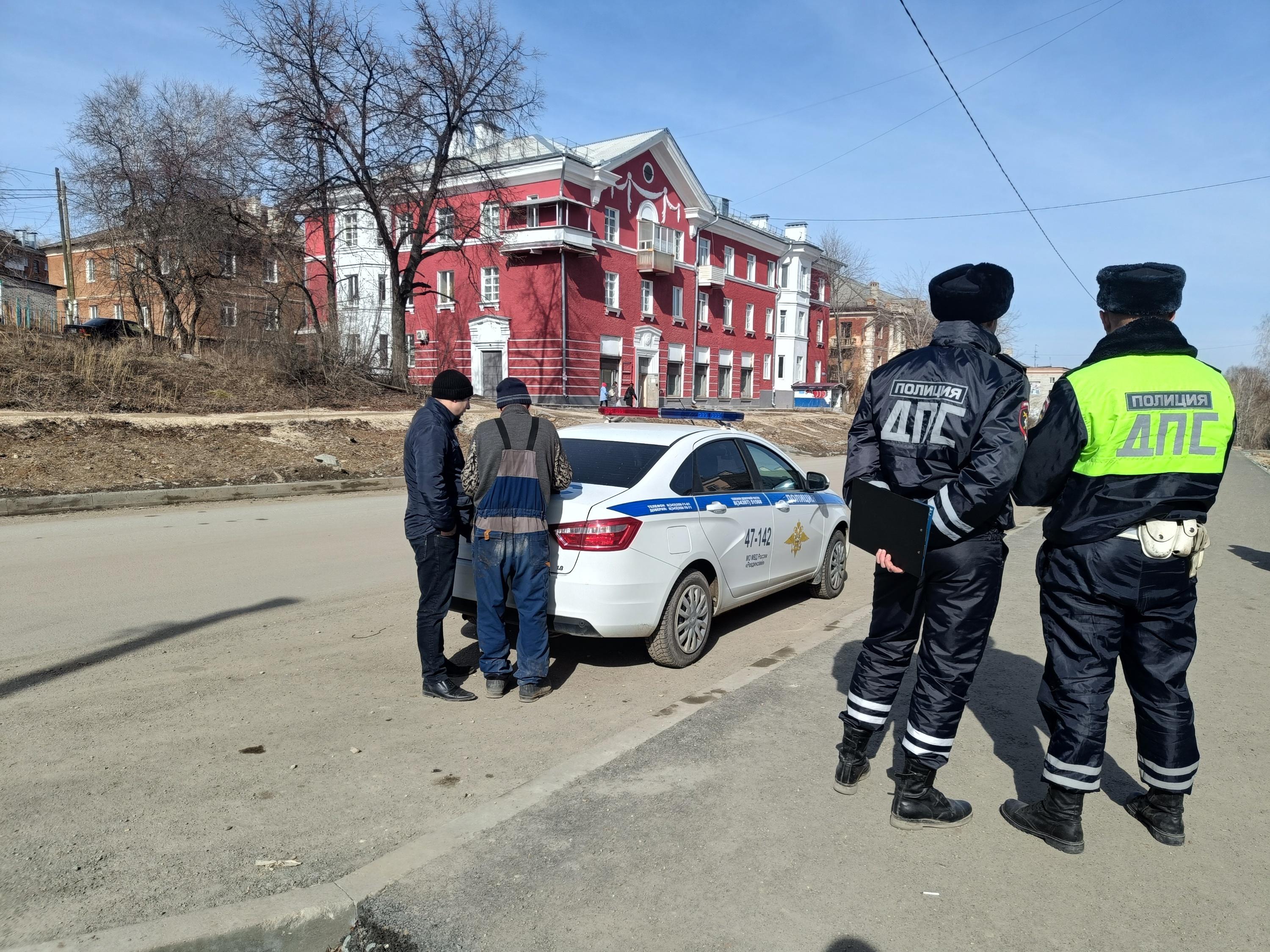 На Урале пьяный водитель запихал в бардачок патрульной машины ГИБДД 90  тысяч рублей: видео - 14 апреля 2023 - Е1.ру