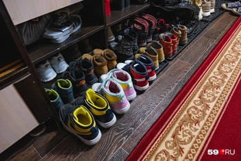 А вы видели в домах так много маленьких сапожек? | Источник: Тимофей Калмаков / 59.RU