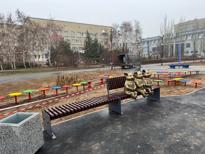 Лавочка со скульптурами предоставляет место для отдыха детей | Источник: Читатели V1.RU
