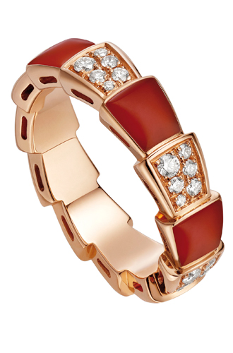 Кольцо из коллекции Serpenti: розовое золото, бриллиантовое паве и вставки из сердолика.