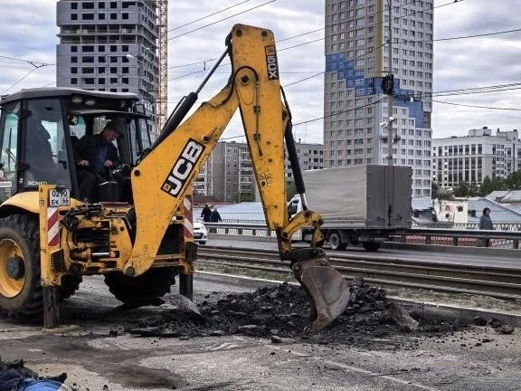 Работы на мосту вызвали негодование у горожан | Источник: читательница E1.RU