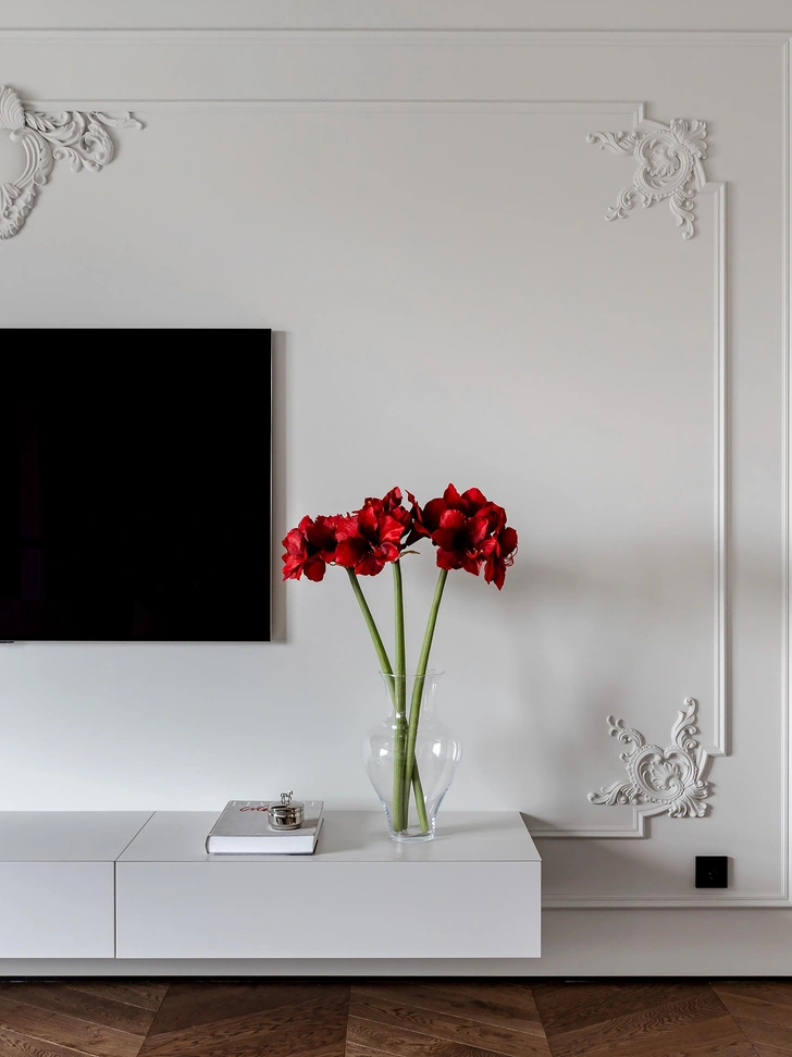 Лепнина и красные акценты: квартира 84 м² в Минске