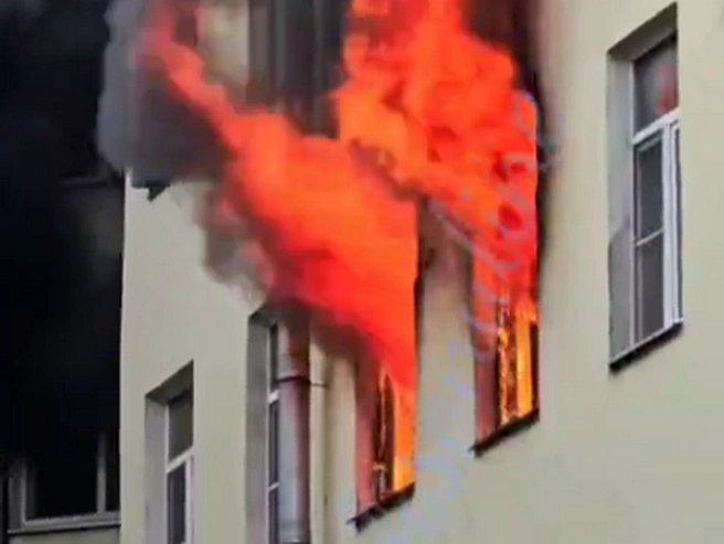 Пламя вырывалось из окон коммуналки на Кондратьевском. Десять человек спасли, двое пострадали