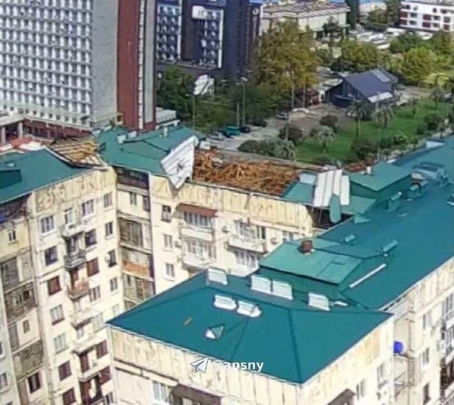 Ветер повредил кровли в нескольких частных домах и частично разрушил крыши многоквартирных зданий | Источник: ЧП Абхазия/telegram
