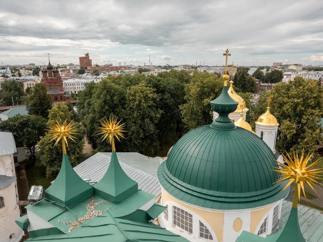 Купол церкви Федора, Давида и Константина Ярославских обрамляет городскую панораму. | Источник: Александр Куренной / 76.RU 