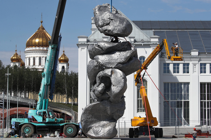 «Отвратительно, мерзко»: Галкин в ужасе от скульптуры, установленной в центре Москвы