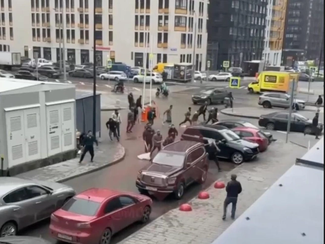 Мигрантов, устроивших драку в ЖК «Прокшино» в Новой Москве, депортируют | Источник: ЖК Прокшино | Новости / T.me