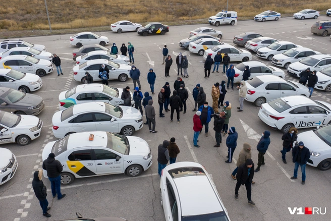 Таксисты всё чаще берут клиента «по старинке», от бордюра | Источник: Алексей Волхонский / V1.RU